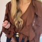 🔥👚Bluzka z dekoltem w serek i falbanką zapinana na guziki