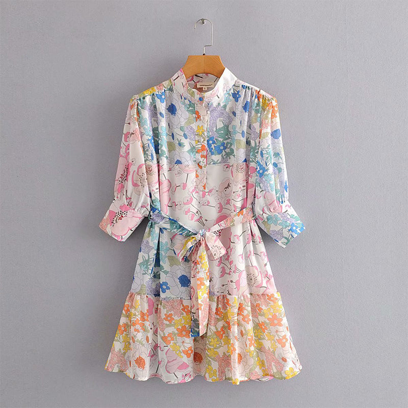 🔥👗 Sukienka mini z wiązaniem w talii i guzikami oraz kwiatowym nadrukiem – styl i elegancja bez wysiłku! 🌸