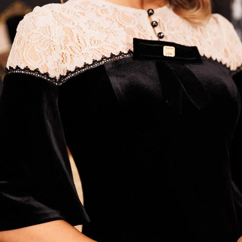 🔥👗Elegancka sukienka z koronkowym kołnierzykiem i dopasowanym krojem