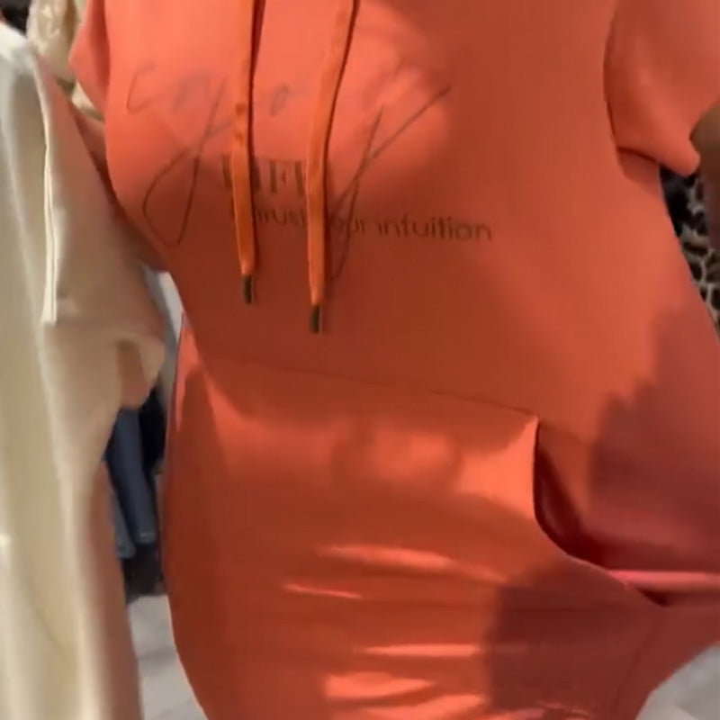🔥👗 Sukienka maxi z krótkim rękawem i kapturem